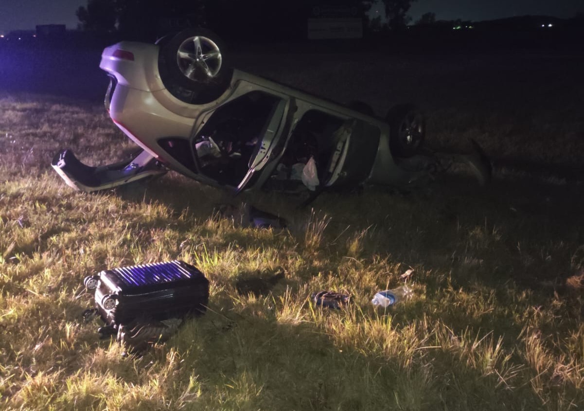 Un auto volcó en la autopista Rosario-Córdoba a la altura de Funes tras un descuido al volante